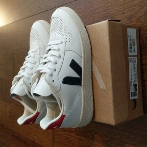 Veja V-10 sneakers in size US7/EU38